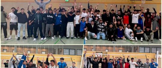 Collage aus 3 Bildern, die 3 Gruppen von Schüler/-innen beim Volleyballturnir zeigen