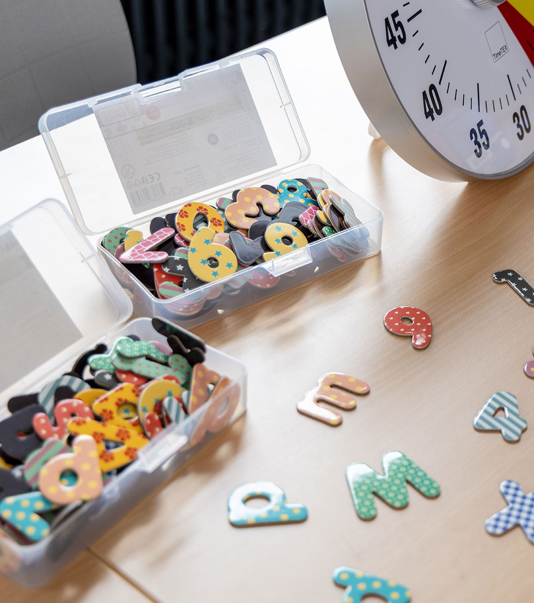 farbenfrohe 3D Pappbuchstaben für Handtraining im Bereich Inklusion