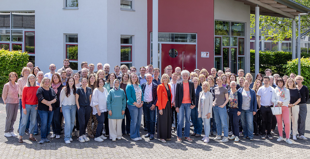 GKB Kollegium 202605 als Gruppe auf dem Schulhof
